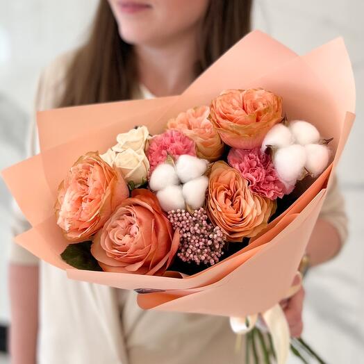 Delicado ramo de rosas en forma de peonía, rosas arbustivas con algodón