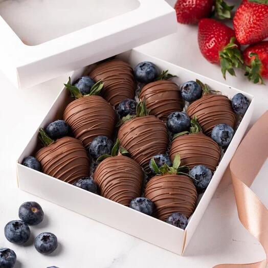 Клубника в шоколаде «Blueberry» (9-12 ягод)