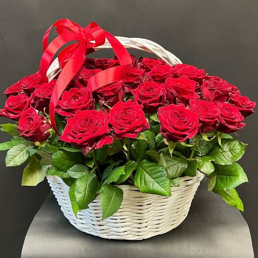 Cesta de rosas rojas