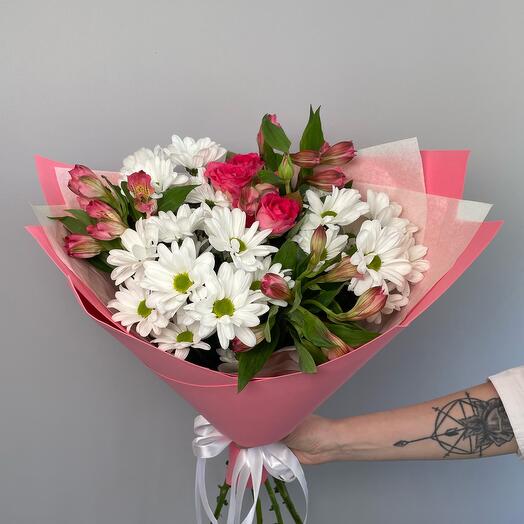 Bouquet with bush rose and chrysanthemum