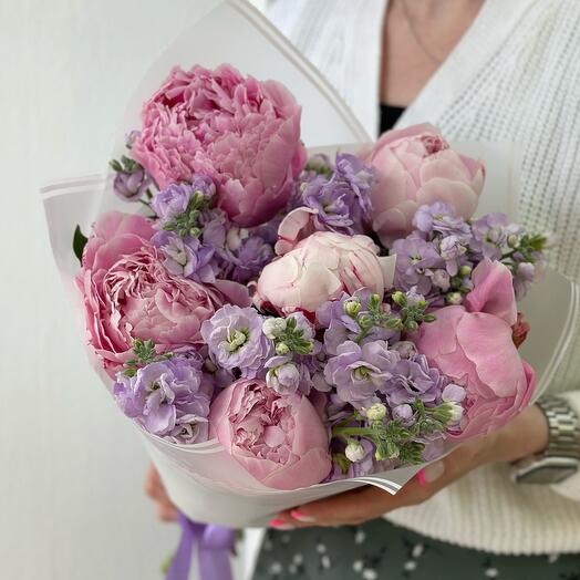 Дуобукет маттиола и пионы сара Бернар
