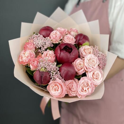 Ramo de autor de Peonías rojas y rosas Rosadas con Ozotamnus