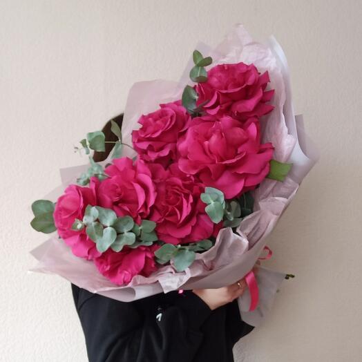 Ramo de rosas francesas carmesí con eucalipto