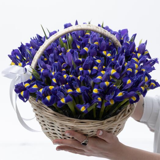 Кoрзинa с фиолетовыми ирисами премиум