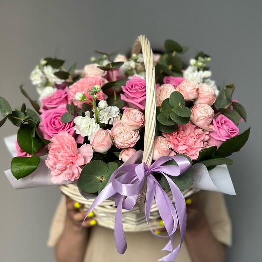 Basket with peony-shaped bush roses bombastic