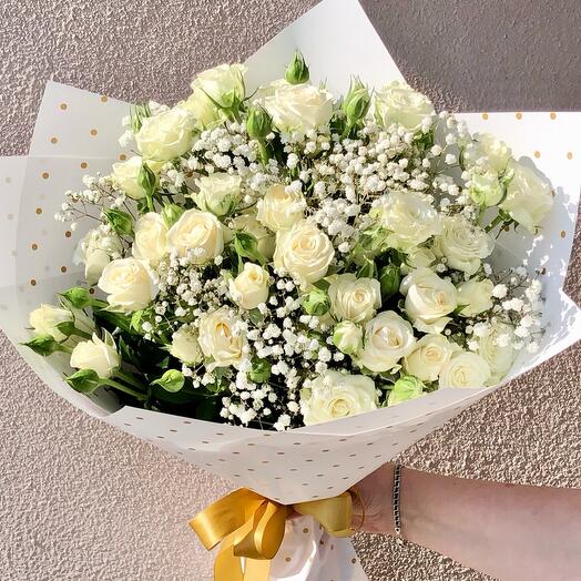 Букет из светлых кустовых роз «Жозефина»