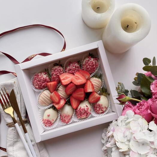 Клубничный бокс "Клубничная нежность" клубника в белом шоколаде и нарезка из свежих ягод