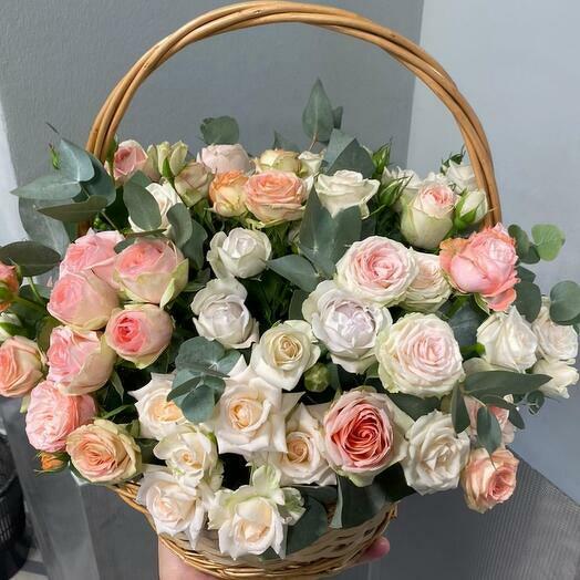Корзина с кустовыми розами 13 шт