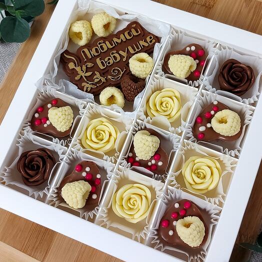 Набір з цукерок з сублімованими ягодами і шоколадних троянд в подарунок бабусі (арт45)