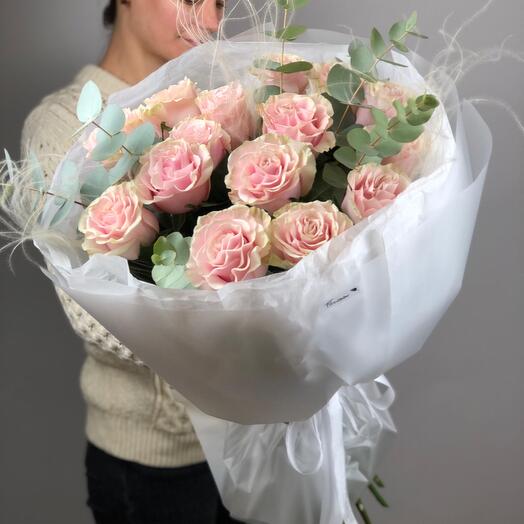 Букет из 15 роз Пинк Мондиаль (Pink Mondial) и эвкалипта