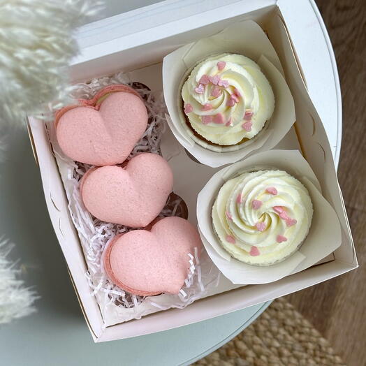 Набор с капкейками и макарон для мамы