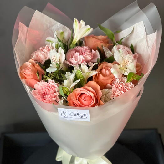 Ramo con rosas peonías de melocotón de la variedad Kahala