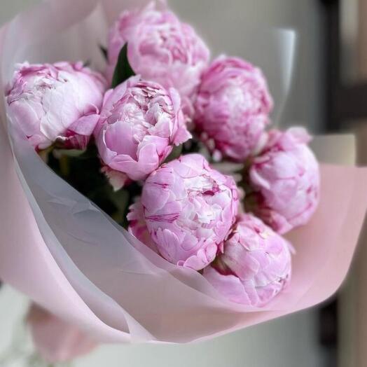 Букет с пионами в стильном оформлении