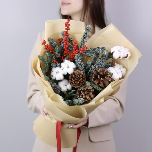 Новогодний букет из нобилиса (датской ели) с илексом, шишками, хлопком, арт 336 Kimbirly Flowers