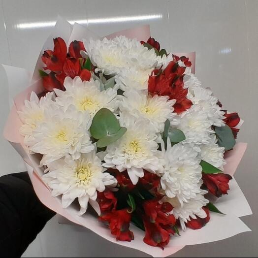 Букет хризантема белая кустовая и яркая альстромерия