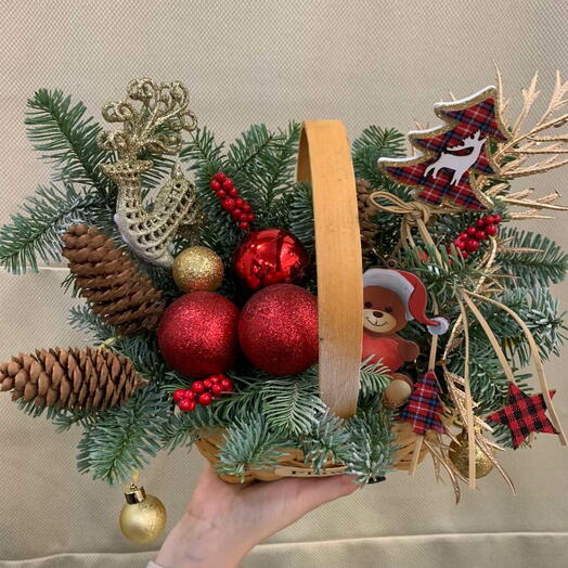 Новогодняя композиция в красном цвете
