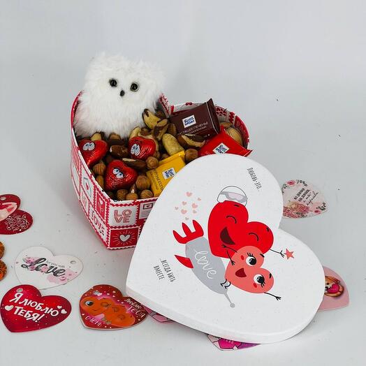 Подарочное сердце love с орешками шоколадом и мягкой игрушкой сова