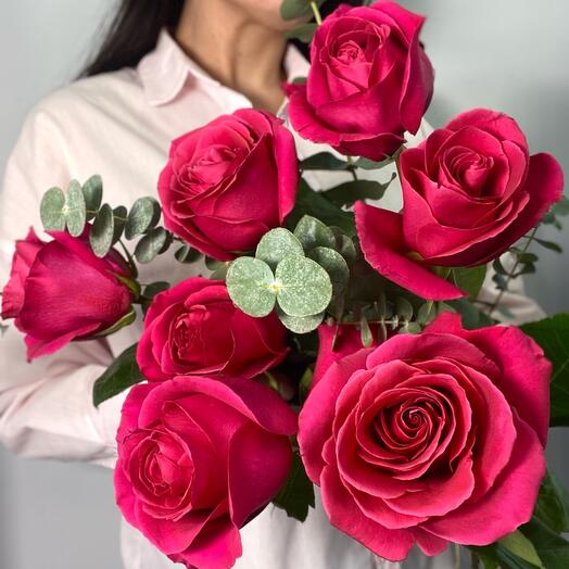 Букет крупных ароматных роз с эвкалиптом