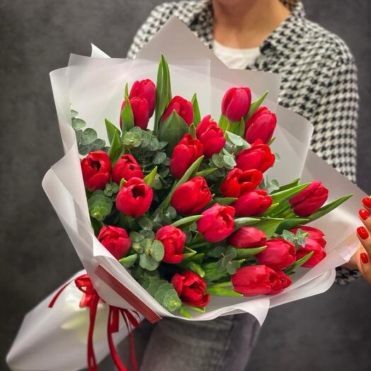 Букет из тюльпанов и эвкалипта