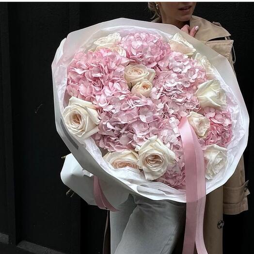 Ramo de hortensias con rosas