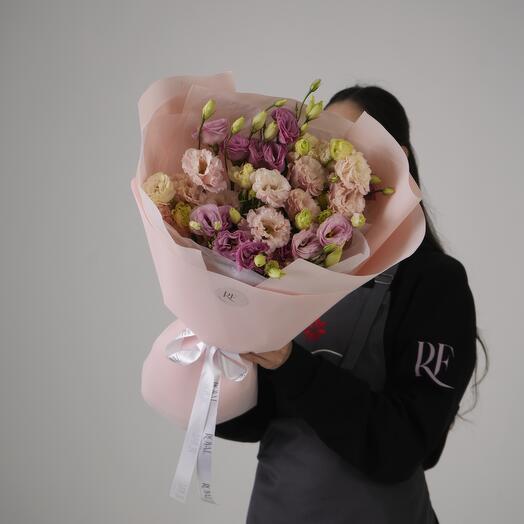 Нежный букет из лизиантусов