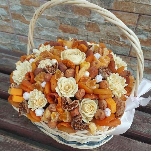 Cesta de frutas secas y flores de chocolate