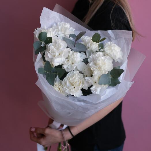 Monobucket made of white carnations