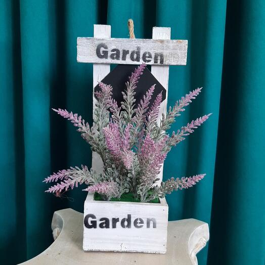 Композиция из декоративных цветов