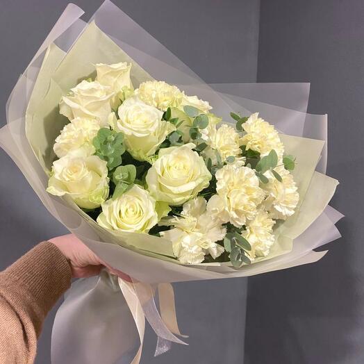 Bouquet of roses, dianthus and eucalyptus