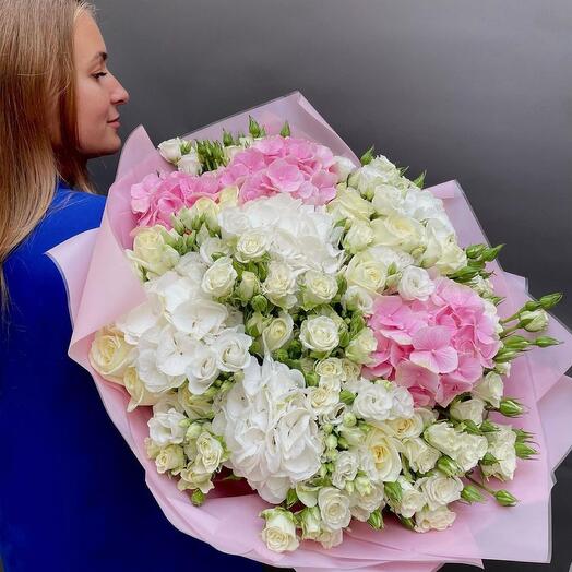 Букет из кустовых роз и гортензий