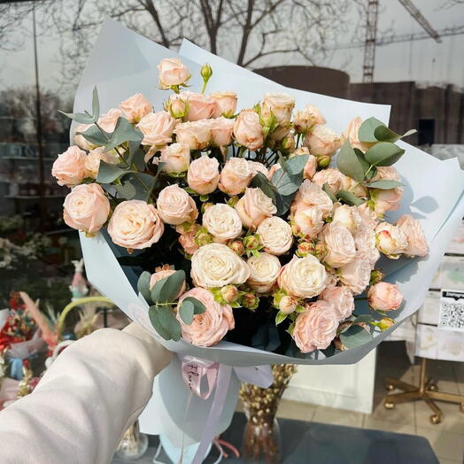 Bombastic (Rosa en rama 15 uds con eucalipto)