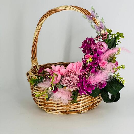 Корзина из ротанга с искусственными цветами