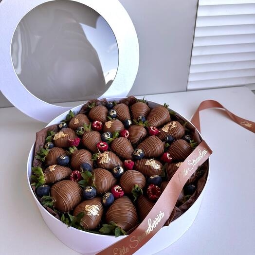 Круглая коробка с клубникой в шоколаде