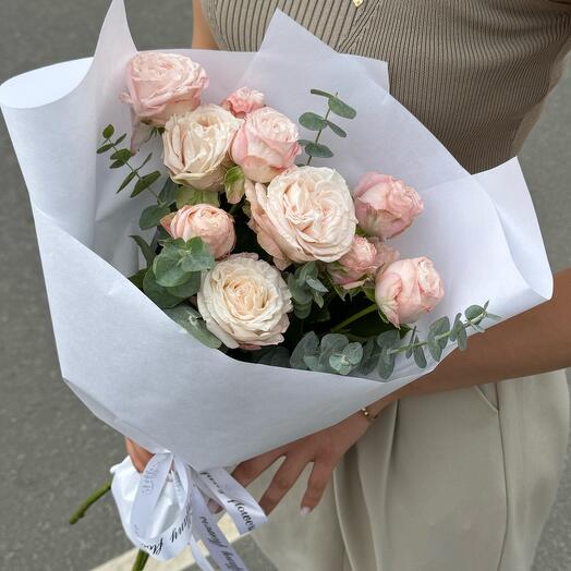 Bouquet del estudio "TIFFANY" felicita a las rosas arbustivas