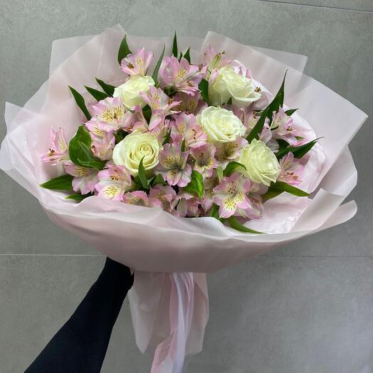 El ramo más delicado de rosas blancas y alstroemeria rosa.