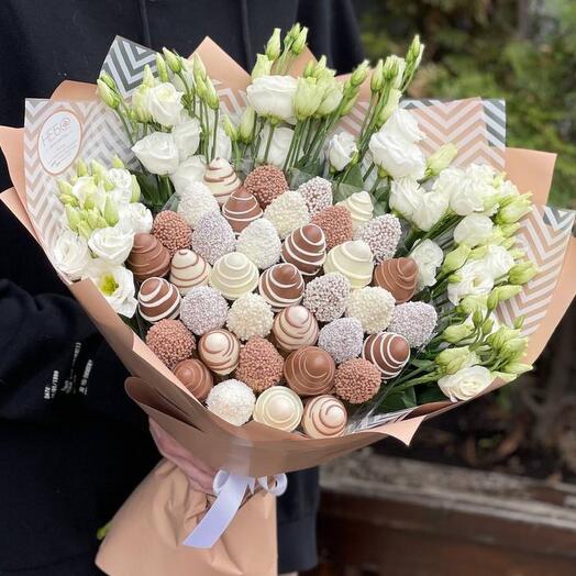 Букет с клубникой в шоколаде 600 White Choco с эустомой*