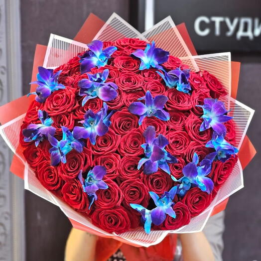 Букет роз и космическая орхидея