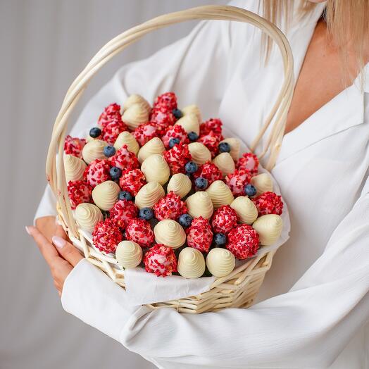 Basket with chocolate-covered strawberries 3