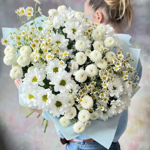 Bouquet of chrysanthemums and daisies