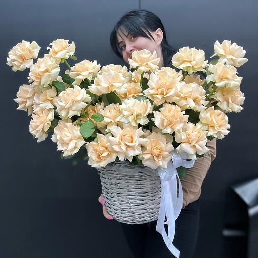 Корзина с французскими розами