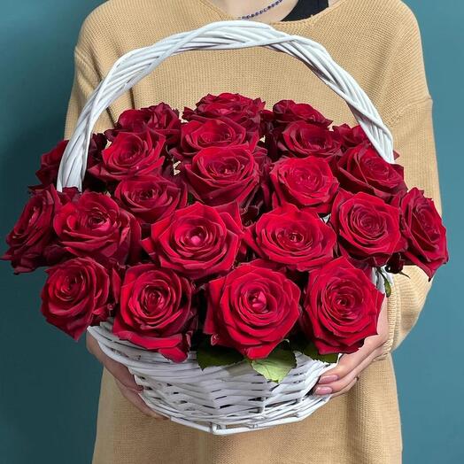Розы красные в корзине 25шт