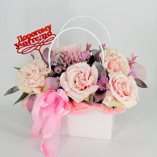 Цветы французские розы pink mondiale в сумочке в подарок дорогому учителю