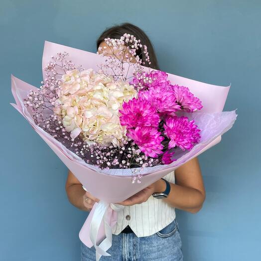 Розовый букет с гортензией