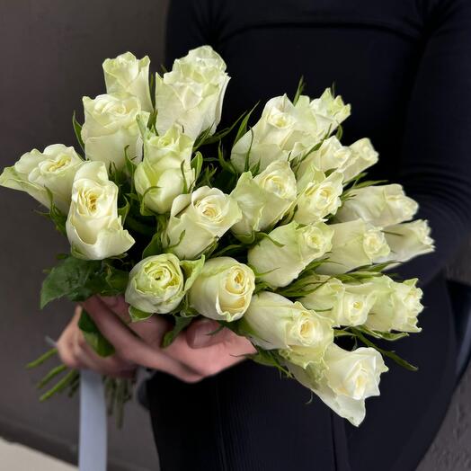 Моно букет из белых роз 25шт