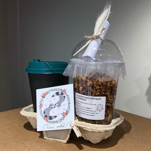 Чашелистики морошки из Карелии с открыткой для подарка любимым