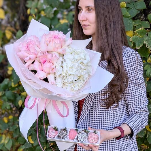 Сет "Розовое чудо": букет из гортензии и роз + клубника в шоколаде