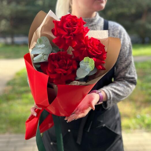 Комплимент из красных роз
