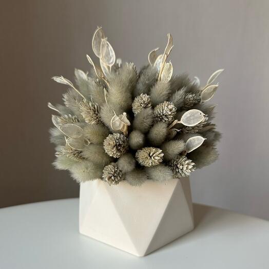 Композиция из сухоцветов (серая гамма) в бетонном кашпо