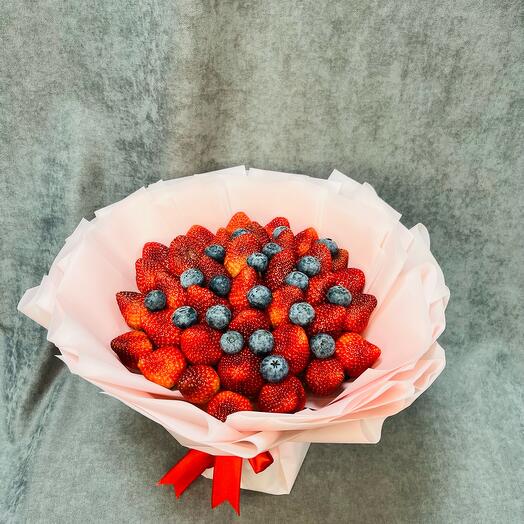 Букет из сочной клубники, голубики