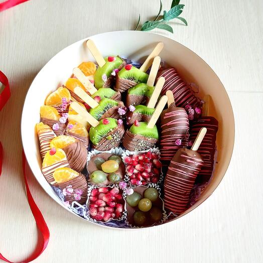 Chocolate-covered fruits without sugar